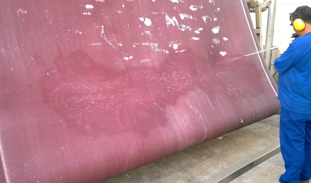 A Carbo Gás, empresa do grupo pernambucano JB, ingressou no segmento de de gelo seco voltado para aplicações de limpeza industrial,A unidade, no Cabo de Santo Agostinho, que recebeu investimentos de R$ 1 milhão, possui capacidade para produzir até 120 quilos/hora de gelo seco; segundo o diretor executivo da companhia, Fernando Mota, a planta atenderá inicialmente os mercados de Pernambuco, Paraíba e Rio Grande do Norte; dentre os clientes visados estão montadoras, usinas, refinarias e indústrias de alimentos (Foto: Paulo Emílio) A Carbo Gás, empresa do grupo pernambucano JB, ingressou no segmento de de gelo seco voltado para aplicações de limpeza industrial,A unidade, no Cabo de Santo Agostinho, que recebeu investimentos de R$ 1 milhão, possui capacidade para produzir até 120 quilos/hora de gelo seco; segundo o diretor executivo da companhia, Fernando Mota, a planta atenderá inicialmente os mercados de Pernambuco, Paraíba e Rio Grande do Norte; dentre os clientes visados estão montadoras, usinas, refinarias e indústrias de alimentos