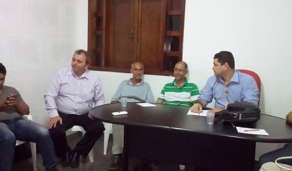 Diretório do PT na Capital se reuniu na noite de sexta-feira, 16, para avaliar sua permanência na gestão Amastha; razão da insatisfação dos petistas com a gestão do prefeito da capital se dá em função das políticas sociais do seu governo e sua postura na resolução de conflitos com a sociedade, sobretudo em relação aos últimos acontecimentos que envolvem os educadores municipais; “A forma como a prefeitura tem lidado com os movimentos sociais, como está sendo o caso da greve dos professores, a questão do plano diretor, do aumento no restaurante comunitário. Essas são questões que afetam diretamente a sociedade e o partido não concorda como muitas situações têm sido resolvidas", afirmou o presidente metropolitano do PT, George Brito (Foto: Aquiles Lins) Diretório do PT na Capital se reuniu na noite de sexta-feira, 16, para avaliar sua permanência na gestão Amastha; razão da insatisfação dos petistas com a gestão do prefeito da capital se dá em função das políticas sociais do seu governo e sua postura na resolução de conflitos com a sociedade, sobretudo em relação aos últimos acontecimentos que envolvem os educadores municipais; “A forma como a prefeitura tem lidado com os movimentos sociais, como está sendo o caso da greve dos professores, a questão do plano diretor, do aumento no restaurante comunitário. Essas são questões que afetam diretamente a sociedade e o partido não concorda como muitas situações têm sido resolvidas", afirmou o presidente metropolitano do PT, George Brito