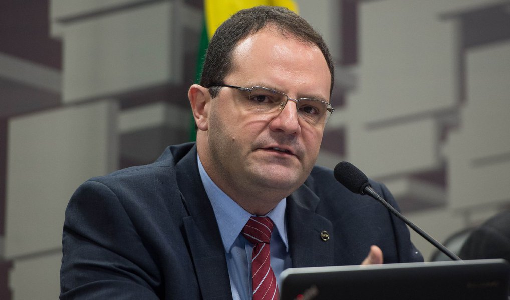 Em nota à imprensa nesta segunda-feira, 13, o Ministério do Planejamento, Orçamento e Gestão, comandado por Nelson Barbosa, afirmou que as alegações feitas no pedido de impeachment da presidente Dilma Rousseff, com base nas chamadas "pedaladas fiscais" não se sustentam por dois motivos básicos: "os decretos mencionados estão de acordo com a legislação em vigor e, por si sós, não aumentaram a despesa da União"; "Os decretos questionados (...) não ampliaram o total de despesas que podiam ser executadas. Em realidade, eles apenas possibilitaram que os órgãos remanejassem recursos internamente, de forma a melhorar a qualidade do gasto", diz a pasta (Foto: Aquiles Lins) Em nota à imprensa nesta segunda-feira, 13, o Ministério do Planejamento, Orçamento e Gestão, comandado por Nelson Barbosa, afirmou que as alegações feitas no pedido de impeachment da presidente Dilma Rousseff, com base nas chamadas "pedaladas fiscais" não se sustentam por dois motivos básicos: "os decretos mencionados estão de acordo com a legislação em vigor e, por si sós, não aumentaram a despesa da União"; "Os decretos questionados (...) não ampliaram o total de despesas que podiam ser executadas. Em realidade, eles apenas possibilitaram que os órgãos remanejassem recursos internamente, de forma a melhorar a qualidade do gasto", diz a pasta