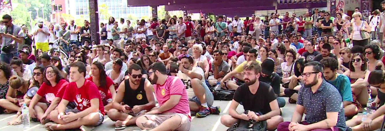 Estudantes de diversas universidades de São Paulo e movimentos estudantis fizeram neste sábado uma aula pública em defesa de democracia e contra o impeachment da presidente Dilma Rousseff, na Praça Roosevelt, região central da capital paulista; eles estavam em busca de posicionamentos e ideias que ajudassem a compreender a conjuntura política atual; o ator e escritor Gregório Duvivier defendeu que Dilma conclua seu mandato, mas ponderou que "essa continuidade não pode ser baseada em alianças espúrias", se referindo às alianças partidárias em troca de cargos (Foto: Romulo Faro) Estudantes de diversas universidades de São Paulo e movimentos estudantis fizeram neste sábado uma aula pública em defesa de democracia e contra o impeachment da presidente Dilma Rousseff, na Praça Roosevelt, região central da capital paulista; eles estavam em busca de posicionamentos e ideias que ajudassem a compreender a conjuntura política atual; o ator e escritor Gregório Duvivier defendeu que Dilma conclua seu mandato, mas ponderou que "essa continuidade não pode ser baseada em alianças espúrias", se referindo às alianças partidárias em troca de cargos