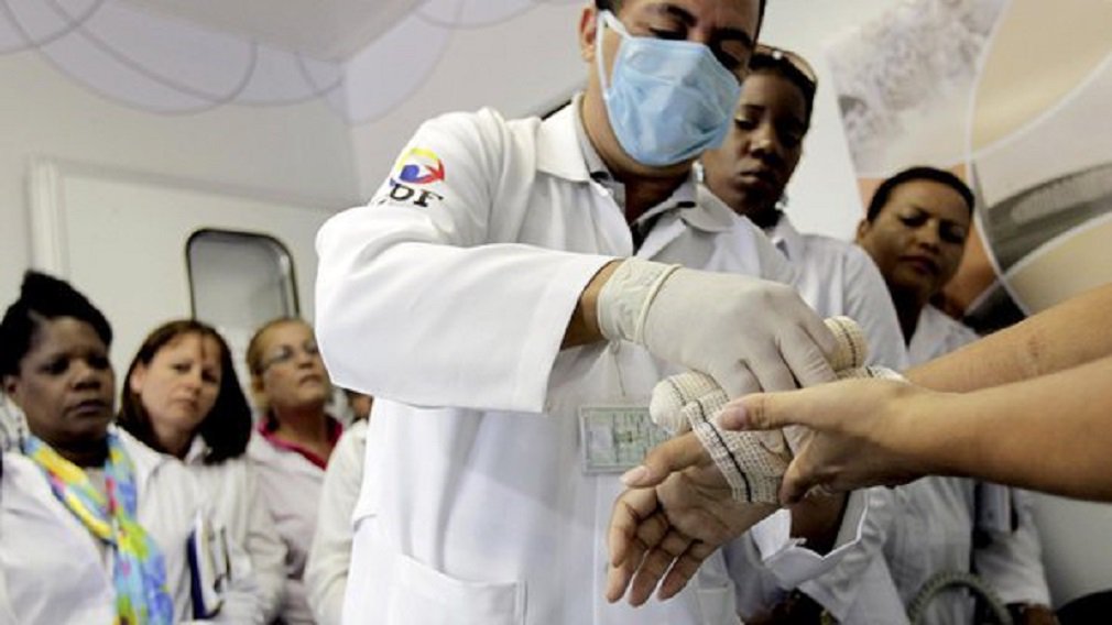 A primeira medida para ampliar a participação de brasileiros no Programa Mais Médicos tem início nesta semana; Ministério da Saúde lança, nesta sexta-feira (11), edital para substituição de médicos da cooperação com a Organização Pan-Americana da Saúde (OPAS); são 1.004 novas vagas em 462 municípios, sendo 838 ocupadas atualmente por profissionais cubanos e outras 166 relativas às reposições de desistentes; no Distrito Federal, os brasileiros terão a disposição 18 vagas em todo o DF (Foto: José Barbacena) A primeira medida para ampliar a participação de brasileiros no Programa Mais Médicos tem início nesta semana; Ministério da Saúde lança, nesta sexta-feira (11), edital para substituição de médicos da cooperação com a Organização Pan-Americana da Saúde (OPAS); são 1.004 novas vagas em 462 municípios, sendo 838 ocupadas atualmente por profissionais cubanos e outras 166 relativas às reposições de desistentes; no Distrito Federal, os brasileiros terão a disposição 18 vagas em todo o DF