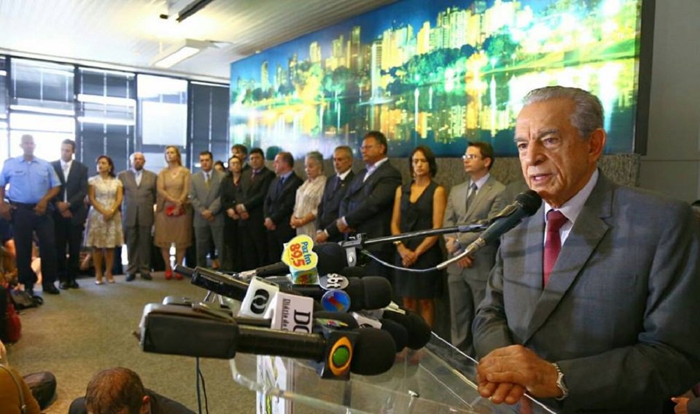 Prefeito Iris Rezende (PMDB) anunciou, nesta manhã, 15 nomes do novo secretariado da prefeitura de Goiânia; peemedebista afirmou que todas foram escolhas pessoais; algumas figuras são velhas conhecidas da política goianiense e já ocuparam cargos na gestão de Iris, como Paulo Ortegal, Márcia Carvalho, Kleber Adorno e Agenor Mariano, que era vice-prefeito de Paulo Garcia (PT); grande novidade é a nomeação da filha do senador Ronaldo Caiado (DEM), Anna Vitória Gomes Caiado, como procuradora-geral do Município (Foto: José Barbacena) Prefeito Iris Rezende (PMDB) anunciou, nesta manhã, 15 nomes do novo secretariado da prefeitura de Goiânia; peemedebista afirmou que todas foram escolhas pessoais; algumas figuras são velhas conhecidas da política goianiense e já ocuparam cargos na gestão de Iris, como Paulo Ortegal, Márcia Carvalho, Kleber Adorno e Agenor Mariano, que era vice-prefeito de Paulo Garcia (PT); grande novidade é a nomeação da filha do senador Ronaldo Caiado (DEM), Anna Vitória Gomes Caiado, como procuradora-geral do Município