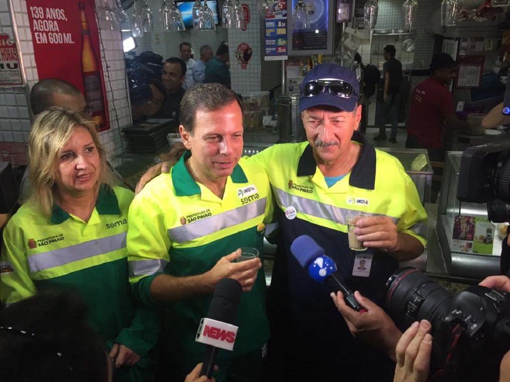 Diferente do que foi anunciado, João Doria não fez a varrição do local e apenas posou para fotos segurando a vassoura, numa jogada de marketing; antes da chegada do novo prefeito, o local recebeu limpeza e foi devidamente organizado; assessoria do tucano justificou que o assédio da imprensa e as entrevistas impediram o trabalho de Doria como gari (Foto: José Barbacena) Diferente do que foi anunciado, João Doria não fez a varrição do local e apenas posou para fotos segurando a vassoura, numa jogada de marketing; antes da chegada do novo prefeito, o local recebeu limpeza e foi devidamente organizado; assessoria do tucano justificou que o assédio da imprensa e as entrevistas impediram o trabalho de Doria como gari