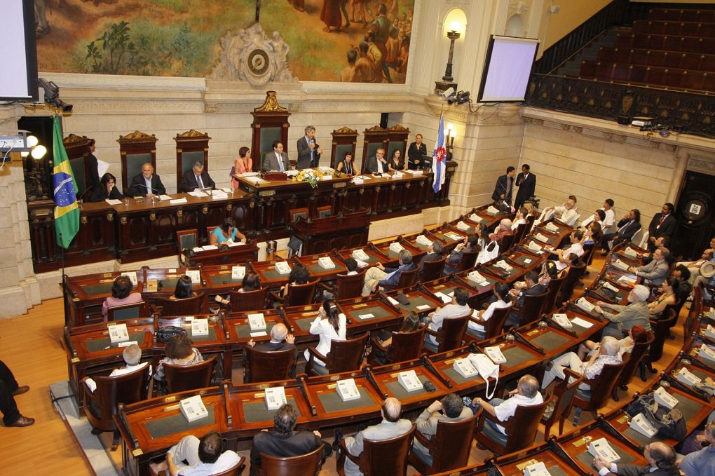 Assembleia Legislativa do Rio começa a discutir nesta segunda-feira as medidas do pacote de austeridade enviadas à Casa pelo governador Luiz Fernando Pezão, mas os 22 projetos de lei que visam a debelar a crise que atingiu o estado só começam a ser votados em plenário no próximo dia 16; governo do Rio de Janeiro espera economizar, com o pacote de medidas anunciadas, cerca de R$ 13,3 bilhões, em 2017 e R$ 14,6 bilhões, em 2018; programas sociais como Vida Melhor, Aluguel Social e Restaurante Popular serão extintos (Foto: José Barbacena) Assembleia Legislativa do Rio começa a discutir nesta segunda-feira as medidas do pacote de austeridade enviadas à Casa pelo governador Luiz Fernando Pezão, mas os 22 projetos de lei que visam a debelar a crise que atingiu o estado só começam a ser votados em plenário no próximo dia 16; governo do Rio de Janeiro espera economizar, com o pacote de medidas anunciadas, cerca de R$ 13,3 bilhões, em 2017 e R$ 14,6 bilhões, em 2018; programas sociais como Vida Melhor, Aluguel Social e Restaurante Popular serão extintos