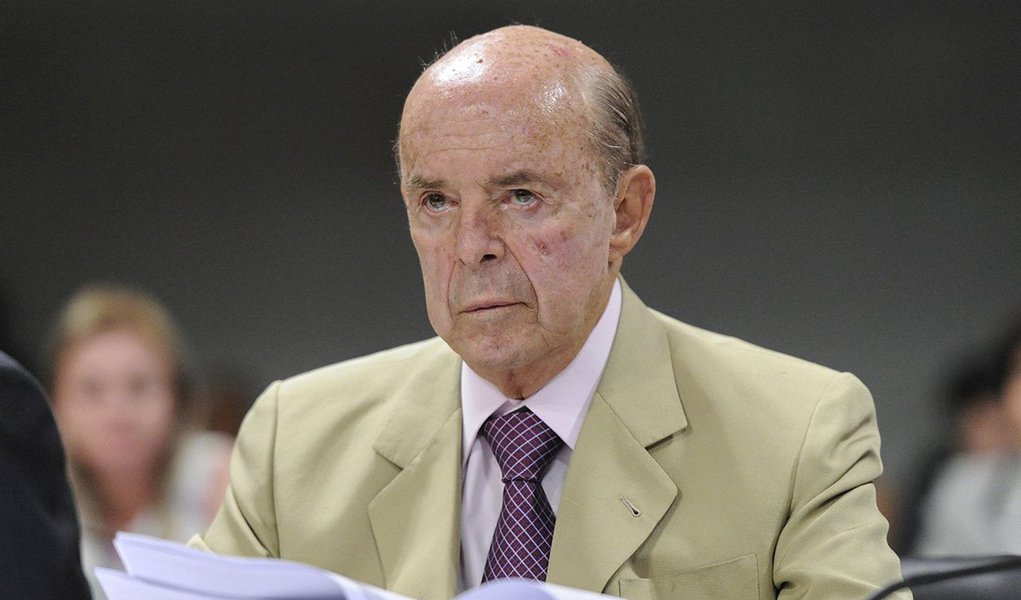 O vice-governador do Rio de Janeiro, Francisco Dornelles, assumiu nesta segunda-feira 28 oficialmente o cargo de governador do estado, em razão da licença médica do governador Luiz Fernando Pezão; na última quinta, Pezão foi diagnosticado com linfoma não Hodgkin, um tipo de câncer raro e agressivo. Ele decidiu se licenciar por 30 dias (Foto: Gisele Federicce) O vice-governador do Rio de Janeiro, Francisco Dornelles, assumiu nesta segunda-feira 28 oficialmente o cargo de governador do estado, em razão da licença médica do governador Luiz Fernando Pezão; na última quinta, Pezão foi diagnosticado com linfoma não Hodgkin, um tipo de câncer raro e agressivo. Ele decidiu se licenciar por 30 dias