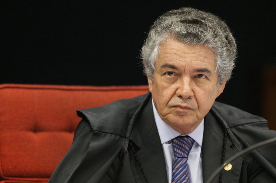 A decisão do ministro Marco Aurélio não reflete nenhum gesto de paz. Muito pelo contrário, lançou lenha na fogueira, ampliando o fosso que se abriu nas relações do Judiciário com o Legislativo desde a invasão do Senado por ordem de um juiz de primeira instância (Foto: Ribamar Fonseca) A decisão do ministro Marco Aurélio não reflete nenhum gesto de paz. Muito pelo contrário, lançou lenha na fogueira, ampliando o fosso que se abriu nas relações do Judiciário com o Legislativo desde a invasão do Senado por ordem de um juiz de primeira instância