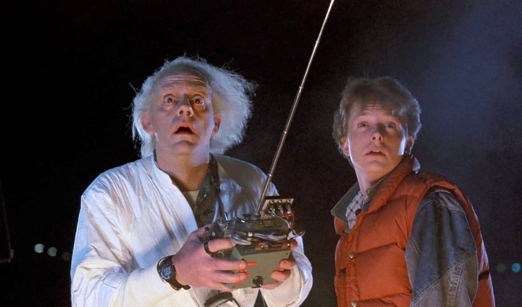 Um dos produtores executivos da franquia "De Volta Para O Futuro" Frank Marshall praticamente enterrou a possibilidade da realização de um quarto filme da saga que virou um ícone da década de 80; "Acho bom ter sequências, mas elas têm que ser um filme em si também... fico contente de ver coisas como "Jurassic (Park)", como "(a franquia) Bourne". Não acho que veremos outro "De Volta Para O Futuro"... acho que este está encerrado", disse; esta segunda-feira (19), marca o início da semana em que os fãs da saga de viagens no tempo se reúnem para comemorar o dia exato em que Marty McFly (vivido pelo ator Michael J. Fox) viajou em 1985 (Foto: Paulo Emílio) Um dos produtores executivos da franquia "De Volta Para O Futuro" Frank Marshall praticamente enterrou a possibilidade da realização de um quarto filme da saga que virou um ícone da década de 80; "Acho bom ter sequências, mas elas têm que ser um filme em si também... fico contente de ver coisas como "Jurassic (Park)", como "(a franquia) Bourne". Não acho que veremos outro "De Volta Para O Futuro"... acho que este está encerrado", disse; esta segunda-feira (19), marca o início da semana em que os fãs da saga de viagens no tempo se reúnem para comemorar o dia exato em que Marty McFly (vivido pelo ator Michael J. Fox) viajou em 1985