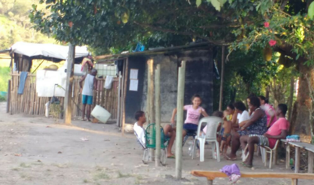 Cerca de 180 famílias que estão acampadas desde o dia 30 de dezembro na Fazenda Santa Maria, no Município de Silva Jardim, interior do Estado do Rio de Janeiro, estão sendo ameaçadas por empreiteiros ligados ao ex-governador Sergio Cabral; a Ocupação Fidel Castro, tal como foi batizada, está ameaçada por uma ordem de reintegração de posse, marcada para próxima segunda-feira (6/2), concedida ao empreiteiro César Farid Fiat e sua esposa Lina Maria Miranda Santos, sócios da Oriente Construção Civil Ltda; empreiteira esteve recentemente vinculada a força tarefa da Lava-Jato no Rio de Janeiro e na Operação Calicute, inclusive tendo um de seus representantes, Alex Sardinha Veiga, sido preso temporariamente em novembro de 2016, na ocasião da prisão de Cabral (Foto: Giuliana Miranda) Cerca de 180 famílias que estão acampadas desde o dia 30 de dezembro na Fazenda Santa Maria, no Município de Silva Jardim, interior do Estado do Rio de Janeiro, estão sendo ameaçadas por empreiteiros ligados ao ex-governador Sergio Cabral; a Ocupação Fidel Castro, tal como foi batizada, está ameaçada por uma ordem de reintegração de posse, marcada para próxima segunda-feira (6/2), concedida ao empreiteiro César Farid Fiat e sua esposa Lina Maria Miranda Santos, sócios da Oriente Construção Civil Ltda; empreiteira esteve recentemente vinculada a força tarefa da Lava-Jato no Rio de Janeiro e na Operação Calicute, inclusive tendo um de seus representantes, Alex Sardinha Veiga, sido preso temporariamente em novembro de 2016, na ocasião da prisão de Cabral