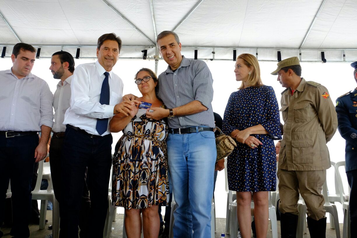 Vice-governador esteve em Aparecida de Goiânia para inauguração do Batalhão dos Bombeiros e foi recebido de maneira republicana pelo prefeito Maguito Vilela e o prefeito eleito Gustavo Mendanha; os dois peemedebistas elogiaram o esforços e as ações de Eliton à frente da Secretaria de Segurança Pública; vice deixará a pasta no final deste mês; “Faço aqui um reconhecimento público pelas ações que vocês têm feito no estado e quero parabenizar o vice-governador pelos meses em que esteve à frente da Secretaria de Segurança Pública", disse Maguito (Foto: José Barbacena) Vice-governador esteve em Aparecida de Goiânia para inauguração do Batalhão dos Bombeiros e foi recebido de maneira republicana pelo prefeito Maguito Vilela e o prefeito eleito Gustavo Mendanha; os dois peemedebistas elogiaram o esforços e as ações de Eliton à frente da Secretaria de Segurança Pública; vice deixará a pasta no final deste mês; “Faço aqui um reconhecimento público pelas ações que vocês têm feito no estado e quero parabenizar o vice-governador pelos meses em que esteve à frente da Secretaria de Segurança Pública", disse Maguito