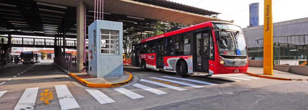 O governo de São Paulo informou que não recebeu notificação da liminar do TJ-SP que suspendeu o reajuste nas tarifas de integração entre ônibus e trilhos em São Paulo; com isso, o aumento passou a valer para os passageiros na Grande São Paulo; a integração foi reajustada de R$ 5,92 para R$ 6,80 (Foto: Leonardo Lucena) O governo de São Paulo informou que não recebeu notificação da liminar do TJ-SP que suspendeu o reajuste nas tarifas de integração entre ônibus e trilhos em São Paulo; com isso, o aumento passou a valer para os passageiros na Grande São Paulo; a integração foi reajustada de R$ 5,92 para R$ 6,80
