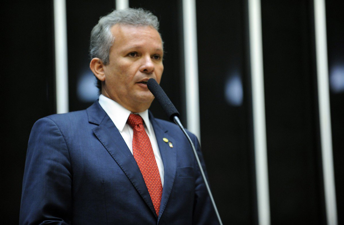 A bancada do PT na Câmara decidiu nesta terça-feira, 31, que não terá candidatura própria para presidente da Casa e decidiu apoiar o deputado André Figueiredo (PDT-CE); uma parte do partido estava propensa a apoiar a candidatura à reeleição de presidente Rodrigo Maia (DEM-RJ). Entretanto, após uma série de protestos de filiados e líderes da esquerda, o partido decidiu que não apoiaria candidato que participou do golpe parlamentar de 2016, que retirou a presidente Dilma Rousseff do cargo
(Foto: Aquiles Lins) A bancada do PT na Câmara decidiu nesta terça-feira, 31, que não terá candidatura própria para presidente da Casa e decidiu apoiar o deputado André Figueiredo (PDT-CE); uma parte do partido estava propensa a apoiar a candidatura à reeleição de presidente Rodrigo Maia (DEM-RJ). Entretanto, após uma série de protestos de filiados e líderes da esquerda, o partido decidiu que não apoiaria candidato que participou do golpe parlamentar de 2016, que retirou a presidente Dilma Rousseff do cargo