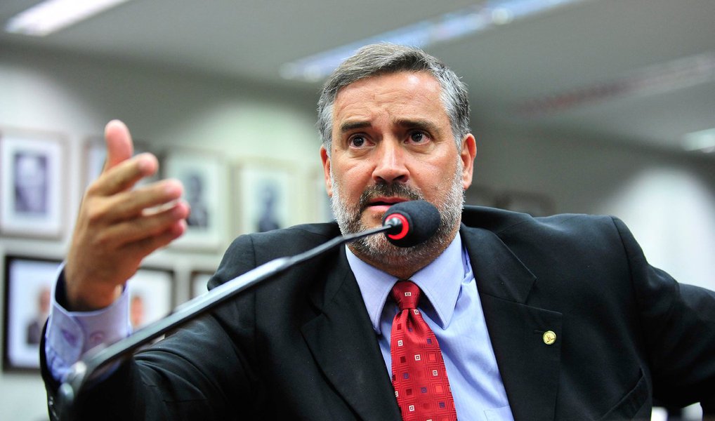 O líder do governo na Comissão Mista de Orçamento, deputado Paulo Pimenta (PT-RS), disse nesta segunda (14) que o governo é “absolutamente” contrário à proposta do relator do Orçamento, deputado Ricardo Barros (PP-PR), de promover cortes de R$ 10 bilhões no Programa Bolsa Família e, também, em outros programas sociais; “O governo é absolutamente contrário à proposta do relator de cortar 35% do valor do Programa Bolsa Família. A proposta do relator fará com que 48,5% dos beneficiários sejam excluídos do programa. Isso significa mais de 23 milhões de pessoas fora do programa", disse
(Foto: Valter Lima) O líder do governo na Comissão Mista de Orçamento, deputado Paulo Pimenta (PT-RS), disse nesta segunda (14) que o governo é “absolutamente” contrário à proposta do relator do Orçamento, deputado Ricardo Barros (PP-PR), de promover cortes de R$ 10 bilhões no Programa Bolsa Família e, também, em outros programas sociais; “O governo é absolutamente contrário à proposta do relator de cortar 35% do valor do Programa Bolsa Família. A proposta do relator fará com que 48,5% dos beneficiários sejam excluídos do programa. Isso significa mais de 23 milhões de pessoas fora do programa", disse