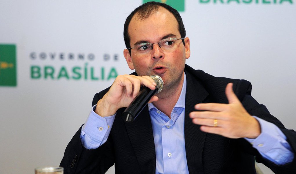 O conjunto de ações Incluir MPE, anunciado pelo governador Rodrigo Rollemberg, reforçará o tratamento simplificado e diferenciado aos cerca de 180 mil negócios de pequeno porte estabelecidos no Distrito Federal; segundo o governo, os pequenos empreendedores terão prioridade nas licitações de bens, serviços e obras; "Cadeiras de escolas públicas, por exemplo, poderão ser compradas de pequenos marceneiros da região em que está a unidade", explica o secretário de Economia e Desenvolvimento Sustentável, Arthur Bernardes (Foto: Leonardo Lucena) O conjunto de ações Incluir MPE, anunciado pelo governador Rodrigo Rollemberg, reforçará o tratamento simplificado e diferenciado aos cerca de 180 mil negócios de pequeno porte estabelecidos no Distrito Federal; segundo o governo, os pequenos empreendedores terão prioridade nas licitações de bens, serviços e obras; "Cadeiras de escolas públicas, por exemplo, poderão ser compradas de pequenos marceneiros da região em que está a unidade", explica o secretário de Economia e Desenvolvimento Sustentável, Arthur Bernardes