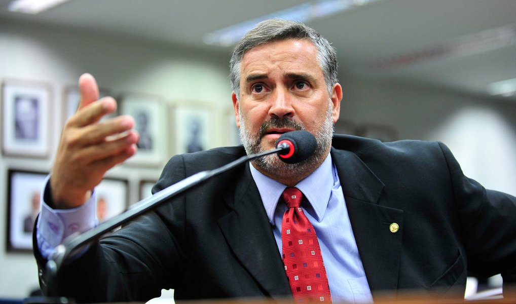 Com a autoridade de quem se destacou no esforço para garantir toda liberdade para as investigações da Operação Zelotes, em entrevista exclusiva ao 247, o deputado federal Paulo Pimenta (PT-RS) acusa a mídia tradicional de criar um escândalo em torno da busca e apreensão na sede das empresas de Luís Cláudio Lula da Silva depois de passar cinco meses ocultando empresas e empresários envolvidos em denúncias que chegam a R$ 20 bilhões; para Pimenta, os jornais tentam mudar o foco da investigação para atingir uma possível candidatura de Lula em 2018; "Temo, neste momento, que a Zelotes seja usada e manipulada para acobertar quem são os verdadeiros investigados desta Operação. Isso é uma farsa!", disse (Foto: Paulo Moreira Leite) www.brasil247.com - Com a autoridade de quem se destacou no esforço para garantir toda liberdade para as investigações da Operação Zelotes, em entrevista exclusiva ao 247, o deputado federal Paulo Pimenta (PT-RS) acusa a mídia tradicional de criar um escândalo em torno da busca e apreensão na sede das empresas de Luís Cláudio Lula da Silva depois de passar cinco meses ocultando empresas e empresários envolvidos em denúncias que chegam a R$ 20 bilhões; para Pimenta, os jornais tentam mudar o foco da investigação para atingir uma possível candidatura de Lula em 2018; "Temo, neste momento, que a Zelotes seja usada e manipulada para acobertar quem são os verdadeiros investigados desta Operação. Isso é uma farsa!", disse