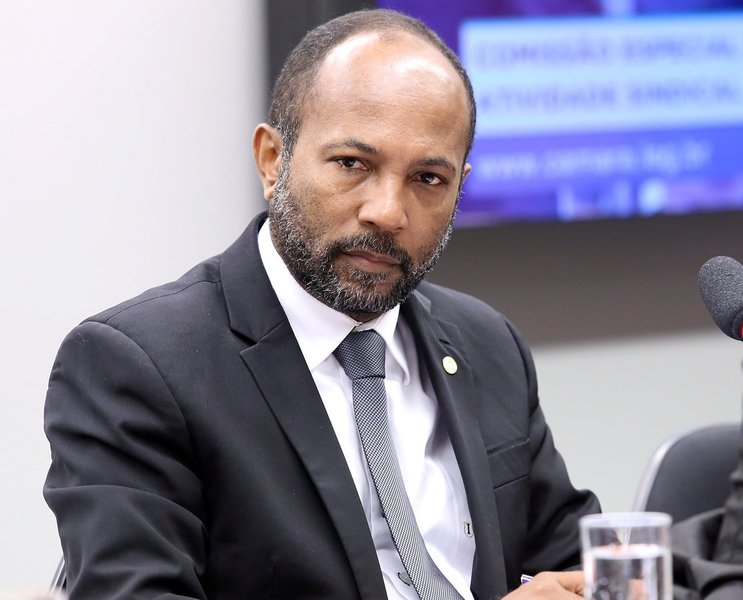 Apesar de discordar do discurso de PT, PCdoB e PDT de que o impeachment da presidente Dilma Rousseff é golpe, o deputado federal baiano Bebeto Galvão, do PSB, é listado como um dos parlamentares ainda indecisos na votação da comissão especial; para ele, o processo contra a presidente "foge à regra", porque tem natureza mais política do que jurídica por causa do momento que o País atravessa (Foto: Voney Malta) Apesar de discordar do discurso de PT, PCdoB e PDT de que o impeachment da presidente Dilma Rousseff é golpe, o deputado federal baiano Bebeto Galvão, do PSB, é listado como um dos parlamentares ainda indecisos na votação da comissão especial; para ele, o processo contra a presidente "foge à regra", porque tem natureza mais política do que jurídica por causa do momento que o País atravessa