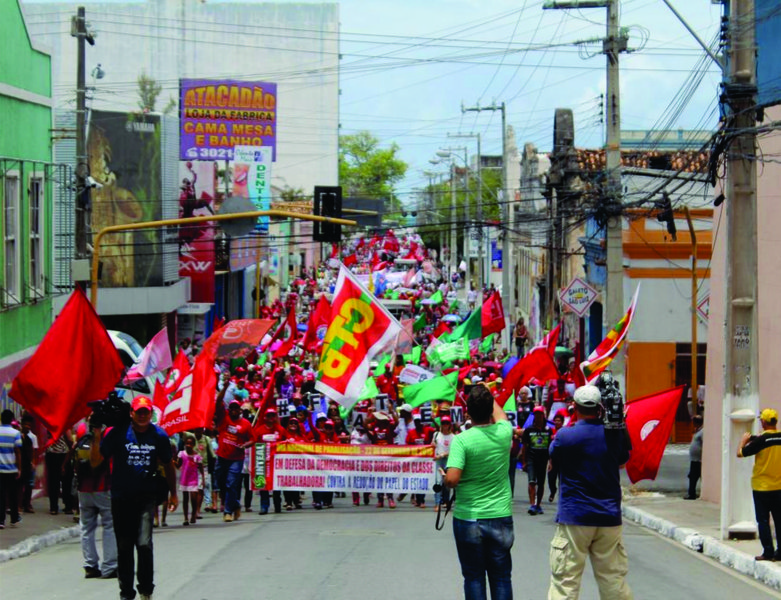 Centenas de trabalhadores fizeram uma marcha, pelas ruas do centro de Maceió, contra a Proposta de Emenda Constitucional (PEC) 55, antiga PEC 241, que tramita no Senado Federal; os manifestantes gritaram palavras de ordem acusando o presidente Michel Temer (PMDB) de golpista e que teria, inclusive, a intenção de retirar direitos trabalhistas; o trânsito não região ficou totalmente congestionado (Foto: Voney Malta) Centenas de trabalhadores fizeram uma marcha, pelas ruas do centro de Maceió, contra a Proposta de Emenda Constitucional (PEC) 55, antiga PEC 241, que tramita no Senado Federal; os manifestantes gritaram palavras de ordem acusando o presidente Michel Temer (PMDB) de golpista e que teria, inclusive, a intenção de retirar direitos trabalhistas; o trânsito não região ficou totalmente congestionado