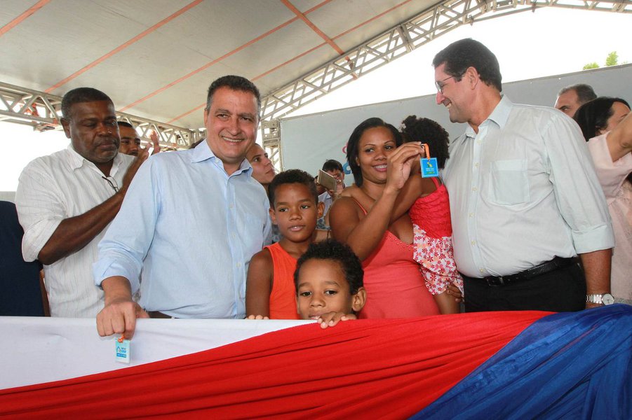 Cerca de 2,4 mil moradores de Valença, no Baixo Sul do estado, foram beneficiados com a entrega nesta terça-feira de 600 imóveis construídos por meio do programa Minha Casa, Minha Vida; inaugurado pelo governador Rui Costa, o Residencial Nova Vida, etapas I e II, teve investimento de R$ 36 milhões; Rui parabenizou os proprietários dos imóveis e falou sobre a importância do programa federal, que tem ajudado a reduzir o déficit de habitações na Bahia; "Podem encher o peito e dizer 'esta é a minha casa'. O Minha Casa, Minha Vida foi feito para quem precisa de casa. Durante 10 anos vocês não poderão vender ou alugar. Se organizem e façam daqui um condomínio. Cuidem desse patrimônio", disse o governador (Foto: Romulo Faro) Cerca de 2,4 mil moradores de Valença, no Baixo Sul do estado, foram beneficiados com a entrega nesta terça-feira de 600 imóveis construídos por meio do programa Minha Casa, Minha Vida; inaugurado pelo governador Rui Costa, o Residencial Nova Vida, etapas I e II, teve investimento de R$ 36 milhões; Rui parabenizou os proprietários dos imóveis e falou sobre a importância do programa federal, que tem ajudado a reduzir o déficit de habitações na Bahia; "Podem encher o peito e dizer 'esta é a minha casa'. O Minha Casa, Minha Vida foi feito para quem precisa de casa. Durante 10 anos vocês não poderão vender ou alugar. Se organizem e façam daqui um condomínio. Cuidem desse patrimônio", disse o governador