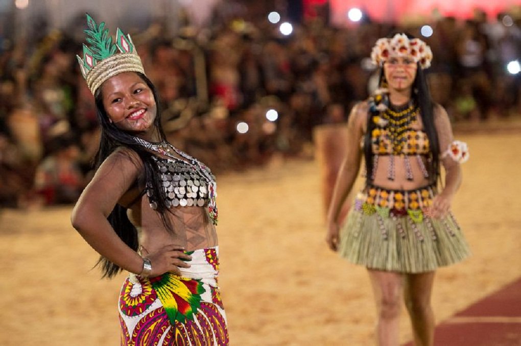 Público presente na Arena Verde dos Jogos Mundiais dos Povos Indígenas (JMPI) em Palmas (TO) pôde conferir um desfile de beleza indígena; segundo a organização dos JMPI, esse tipo de apresentação é bem tradicional nas festividades indígenas e desta vez reuniu representantes de diversos países; um tapete vermelho foi colocado no meio da arena e os atletas que, mais cedo, no período da tarde, participaram das demonstrações das modalidades tradicionais, se sentaram para prestigiar e torcer pelas representantes de suas aldeias (Foto: José Barbacena) Público presente na Arena Verde dos Jogos Mundiais dos Povos Indígenas (JMPI) em Palmas (TO) pôde conferir um desfile de beleza indígena; segundo a organização dos JMPI, esse tipo de apresentação é bem tradicional nas festividades indígenas e desta vez reuniu representantes de diversos países; um tapete vermelho foi colocado no meio da arena e os atletas que, mais cedo, no período da tarde, participaram das demonstrações das modalidades tradicionais, se sentaram para prestigiar e torcer pelas representantes de suas aldeias