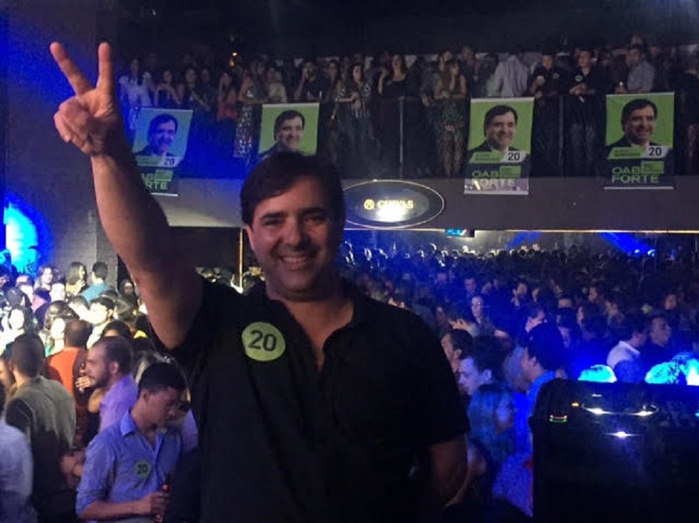 A um dia da eleição que definirá a nova gestão da OAB-Goiás, o candidato a presidente Flávio Buonaduce promoveu confraternização entre a advocacia goiana encerrando com festa a campanha da chapa OAB Forte; evento foi realizado na noite de quarta-feira, numa casa de shows da Capital, e reuniu cerca de mil advogados; "Nós estamos encerrando uma campanha transparente, propositiva, com a certeza de que o projeto OAB Forte construiu a chapa com melhores condições de valorizar a carreira do advogado no estado de Goiás”, afirmou Buonaduce (Foto: José Barbacena) A um dia da eleição que definirá a nova gestão da OAB-Goiás, o candidato a presidente Flávio Buonaduce promoveu confraternização entre a advocacia goiana encerrando com festa a campanha da chapa OAB Forte; evento foi realizado na noite de quarta-feira, numa casa de shows da Capital, e reuniu cerca de mil advogados; "Nós estamos encerrando uma campanha transparente, propositiva, com a certeza de que o projeto OAB Forte construiu a chapa com melhores condições de valorizar a carreira do advogado no estado de Goiás”, afirmou Buonaduce