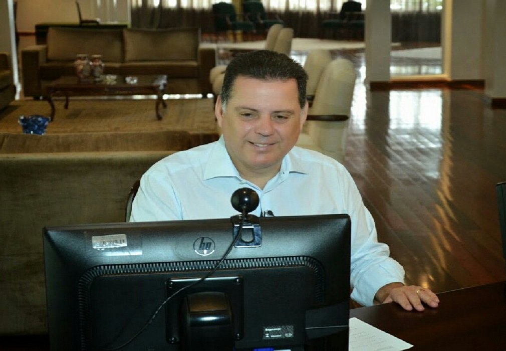 O governador Marconi Perillo foi político pioneiro no uso das redes sociais e ao longo dos últimos anos inovou sua atuação na internet, se tornando o 2.º governador mais influente nas redes, como informou pesquisa divulgada pelo 247; no Facebook, Marconi acaba de atingir a marca de 200 mil seguidores; "Agradeço aos amigos e amigas aqui do Facebook pela marca expressiva de 200 mil seguidores. Vamos continuar a interação nas redes sociais", escreveu o governador na tarde desta segunda-feira (28). No Twitter e Instagram, o governador goiano possui outros 150 mil seguidores (Foto: José Barbacena) O governador Marconi Perillo foi político pioneiro no uso das redes sociais e ao longo dos últimos anos inovou sua atuação na internet, se tornando o 2.º governador mais influente nas redes, como informou pesquisa divulgada pelo 247; no Facebook, Marconi acaba de atingir a marca de 200 mil seguidores; "Agradeço aos amigos e amigas aqui do Facebook pela marca expressiva de 200 mil seguidores. Vamos continuar a interação nas redes sociais", escreveu o governador na tarde desta segunda-feira (28). No Twitter e Instagram, o governador goiano possui outros 150 mil seguidores