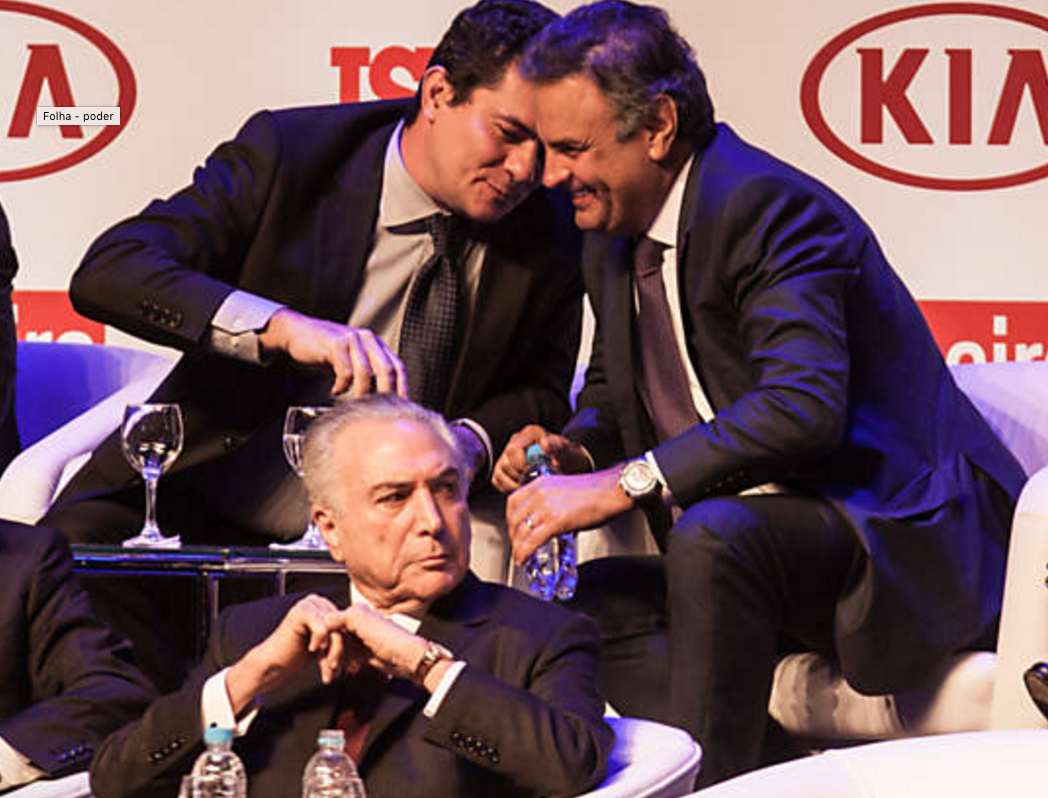 Várias pessoas me perguntaram por que Moro age com tanta desfaçatez, deixando todos verem sua ligação estreita com o PSDB e com os que conduziram o golpe de Estado que substituiu o governo eleito do Brasil por um governo sem legitimidade popular. A resposta é muito simples: porque ele pode. Não há mais Justiça no Brasil. E os órgãos de controle da magistratura estão de quatro para Moro (Foto: Eduardo Guimarães) Várias pessoas me perguntaram por que Moro age com tanta desfaçatez, deixando todos verem sua ligação estreita com o PSDB e com os que conduziram o golpe de Estado que substituiu o governo eleito do Brasil por um governo sem legitimidade popular. A resposta é muito simples: porque ele pode. Não há mais Justiça no Brasil. E os órgãos de controle da magistratura estão de quatro para Moro