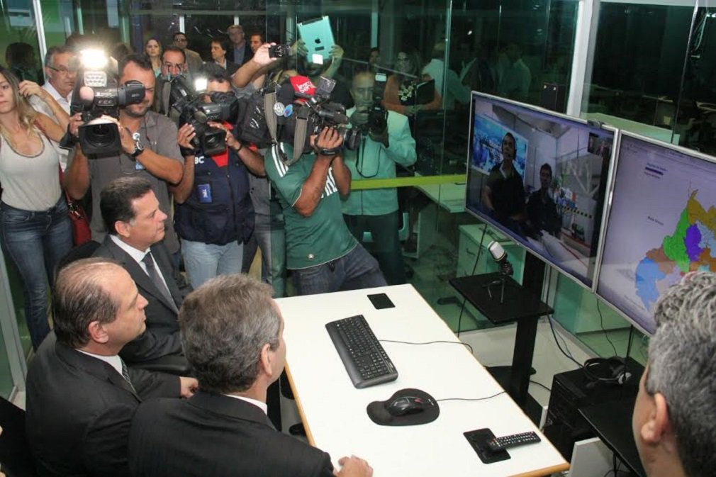 Governador Marconi Perillo recebeu em Goiânia o ministro da Saúde, Ricardo Barros, e os dois foram até a Secretaria da Saúde acompanhar de perto as ações do programa goiano Conecta SUS; a ação inovadora monitora em tempo real mais de 200 ações do SUS em Goiás; “Para fazermos gestão, precisamos de informação. Vim visitar essa experiência, que é considerada uma das mais exitosas do Brasil. É aonde o Ministério da Saúde quer chegar, com seu painel de controle nacional”, revelou Ricardo Barros (Foto: José Barbacena) Governador Marconi Perillo recebeu em Goiânia o ministro da Saúde, Ricardo Barros, e os dois foram até a Secretaria da Saúde acompanhar de perto as ações do programa goiano Conecta SUS; a ação inovadora monitora em tempo real mais de 200 ações do SUS em Goiás; “Para fazermos gestão, precisamos de informação. Vim visitar essa experiência, que é considerada uma das mais exitosas do Brasil. É aonde o Ministério da Saúde quer chegar, com seu painel de controle nacional”, revelou Ricardo Barros