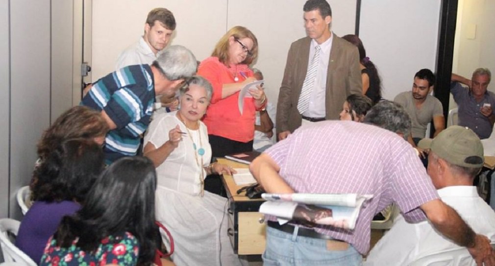 Primeira-dama Iris de Araújo montou uma espécie de gabinete no Paço Municipal, onde despacha, recebe pessoas e anota demandas; aliados do prefeito Iris Rezende afirmam que Dona Iris está ultrapassando os limites e interferindo em questões políticas e administrativas, como nomeações, escolhas de cargos e composição de equipe; nas redes sociais, Dona Iris posta fotos de suas visitas a secretarias e afirma que sua missão é ajudar Iris, "Beijim no ombro", escreveu no Twitter para os críticos (Foto: José Barbacena) Primeira-dama Iris de Araújo montou uma espécie de gabinete no Paço Municipal, onde despacha, recebe pessoas e anota demandas; aliados do prefeito Iris Rezende afirmam que Dona Iris está ultrapassando os limites e interferindo em questões políticas e administrativas, como nomeações, escolhas de cargos e composição de equipe; nas redes sociais, Dona Iris posta fotos de suas visitas a secretarias e afirma que sua missão é ajudar Iris, "Beijim no ombro", escreveu no Twitter para os críticos