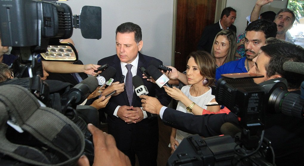 Em reunião de trabalho, na Secretaria de Educação, o governador Marconi Perillo aprovou construção e reforma de novas escolas e quadras poliesportivas ainda neste ano, garantiu viabilizar mais recursos para o custeio do transporte escolar no interior e ainda reafirmou a continuidade da implantação das OS na gestão de escolas públicas do Estado; "Estou entusiasmado com o que estamos realizando na Educação. Fomos primeiro lugar no Ideb, em 2013, e queremos continuar bem em relação aos indicadores educacionais. A educação é o futuro, que vai fazer a diferença neste tempo de crise”, destacou o governador (Foto: José Barbacena) Em reunião de trabalho, na Secretaria de Educação, o governador Marconi Perillo aprovou construção e reforma de novas escolas e quadras poliesportivas ainda neste ano, garantiu viabilizar mais recursos para o custeio do transporte escolar no interior e ainda reafirmou a continuidade da implantação das OS na gestão de escolas públicas do Estado; "Estou entusiasmado com o que estamos realizando na Educação. Fomos primeiro lugar no Ideb, em 2013, e queremos continuar bem em relação aos indicadores educacionais. A educação é o futuro, que vai fazer a diferença neste tempo de crise”, destacou o governador