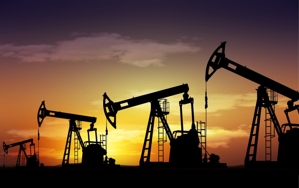 Os preços do petróleo subirão gradualmente em direção a US$ 60 o barril até o final de 2017, mostrou uma pesquisa da Reuters nesta quinta-feira, com o fortalecimento do dólar, uma provável recuperação da produção de petróleo dos Estados Unidos e possíveis descumprimentos do acordo da Organização dos Países Exportadores de Petróleo influenciando os mercados; os contratos futuros de petróleo Brent ficarão em US$ 56,90 por barril em média em 2017, de acordo com 29 analistas e economistas consultados, um pouco abaixo da previsão de US$ 57,01 na pesquisa anterior (Foto: Romulo Faro) Os preços do petróleo subirão gradualmente em direção a US$ 60 o barril até o final de 2017, mostrou uma pesquisa da Reuters nesta quinta-feira, com o fortalecimento do dólar, uma provável recuperação da produção de petróleo dos Estados Unidos e possíveis descumprimentos do acordo da Organização dos Países Exportadores de Petróleo influenciando os mercados; os contratos futuros de petróleo Brent ficarão em US$ 56,90 por barril em média em 2017, de acordo com 29 analistas e economistas consultados, um pouco abaixo da previsão de US$ 57,01 na pesquisa anterior
