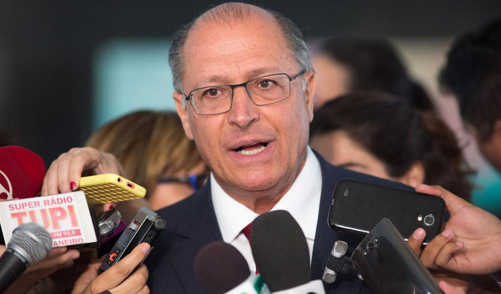 Em entrevista ao jornalista Kennedy Alencar, o governador de São Paulo, Geraldo Alckmin, disse que, se assumir a Presidência, o vice Michel Temer “tem de agir duro na questão fiscal, cortar gastos, porque, se não fizer, daqui a três anos a relação dívida/PIB vai estar em 80%”; declarou ainda que o PSDB não deve integrar o um “possível governo Temer”; “medidas importantes, de interesse do Brasil, que ajudem a recuperação econômica, ajudem a recuperação do emprego terão todo o nosso apoio. Mas sem cargo, sem pasta, nada disso” (Foto: Roberta Namour) Em entrevista ao jornalista Kennedy Alencar, o governador de São Paulo, Geraldo Alckmin, disse que, se assumir a Presidência, o vice Michel Temer “tem de agir duro na questão fiscal, cortar gastos, porque, se não fizer, daqui a três anos a relação dívida/PIB vai estar em 80%”; declarou ainda que o PSDB não deve integrar o um “possível governo Temer”; “medidas importantes, de interesse do Brasil, que ajudem a recuperação econômica, ajudem a recuperação do emprego terão todo o nosso apoio. Mas sem cargo, sem pasta, nada disso”