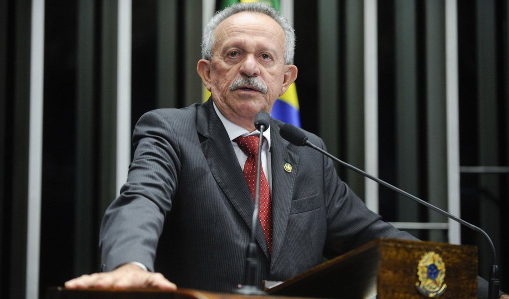O senador pelo PP de Alagoas, Benedito de Lira, e o filho dele, deputado federal Arthur Lira (PP), que também preside a Comissão de Constituição e Justiça da Câmara, são investigados pela Operação Lava Jato; para o senador, ele e o filho são vítimas de “especulações maldosas”; ao avaliar o andamento da operação ele ironizou: “A Operação Lava Jato está aí: sem rédeas e sem cabrestos. Eu estou pagando o preço de uma doação oficial de R$ 400 mil” (Foto: Voney Malta) O senador pelo PP de Alagoas, Benedito de Lira, e o filho dele, deputado federal Arthur Lira (PP), que também preside a Comissão de Constituição e Justiça da Câmara, são investigados pela Operação Lava Jato; para o senador, ele e o filho são vítimas de “especulações maldosas”; ao avaliar o andamento da operação ele ironizou: “A Operação Lava Jato está aí: sem rédeas e sem cabrestos. Eu estou pagando o preço de uma doação oficial de R$ 400 mil”