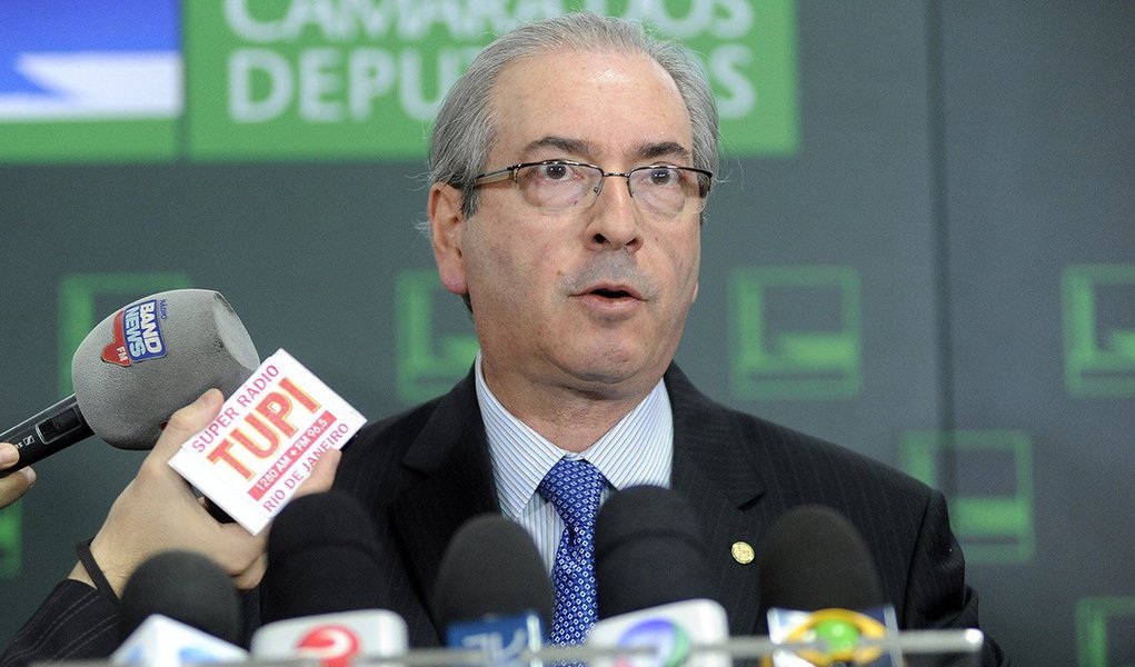 "Se Cunha está onde está, isso se deve a maioria de votos que obteve na Câmara e estes votos foram dados na esperança que pudessem 'ser todos Cunha'", afirma o jornalista Fernando Brito, do Tijolaço; "Quem não fizer de tudo e um pouco mais diante disso, perdão se ofendo, também será um Cunha, porque – ainda que por simples omissão – ajude a consumar-se esta tomada do poder, sem voto e sem decência. (...) Não somos todos Dilma, nem todos Lula, muito menos todos PT. Mas não seremos, jamais, jamais, não seremos todos Cunha", afirmou (Foto: Aquiles Lins) "Se Cunha está onde está, isso se deve a maioria de votos que obteve na Câmara e estes votos foram dados na esperança que pudessem 'ser todos Cunha'", afirma o jornalista Fernando Brito, do Tijolaço; "Quem não fizer de tudo e um pouco mais diante disso, perdão se ofendo, também será um Cunha, porque – ainda que por simples omissão – ajude a consumar-se esta tomada do poder, sem voto e sem decência. (...) Não somos todos Dilma, nem todos Lula, muito menos todos PT. Mas não seremos, jamais, jamais, não seremos todos Cunha", afirmou