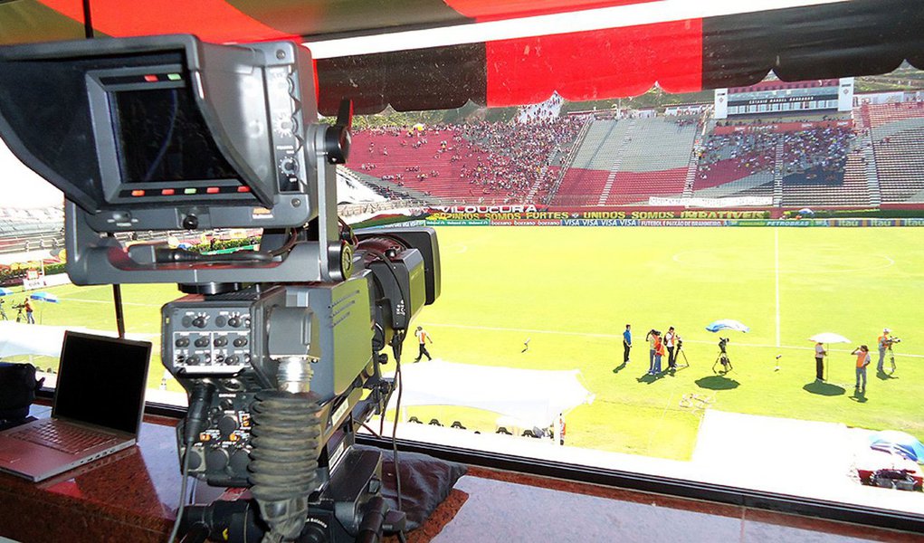 TV Globo quer transferir as partidas de futebol que exibiria no próximo domingo (17) para sábado (16), para abrir mais espaço na programação para a cobertura da votação do impeachment da presidente Dilma Rousseff; mudança foi discutida em uma reunião de quase duas horas com participação de clubes, Federação Paulista de Futebol (FPF) e Polícia Militar (Foto: Roberta Namour) TV Globo quer transferir as partidas de futebol que exibiria no próximo domingo (17) para sábado (16), para abrir mais espaço na programação para a cobertura da votação do impeachment da presidente Dilma Rousseff; mudança foi discutida em uma reunião de quase duas horas com participação de clubes, Federação Paulista de Futebol (FPF) e Polícia Militar