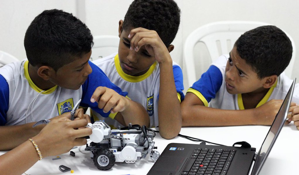 Alunos da rede municipal do Recife podem ficar sem livros didáticos de várias disciplinas por três anos caso a bancada cristã da Câmara de Vereadores consiga proibir o uso de obras que citam questões de gênero e homossexualidade; parlamentares querem que a prefeitura recolha os livros distribuídos pelo Ministério da Educação (MEC) que tratam de diversidade sexual; prefeitura defende o uso dos títulos e avisou que não arcará com a reposição do material caso as obras sejam realmente proibidas (Foto: Paulo Emílio) Alunos da rede municipal do Recife podem ficar sem livros didáticos de várias disciplinas por três anos caso a bancada cristã da Câmara de Vereadores consiga proibir o uso de obras que citam questões de gênero e homossexualidade; parlamentares querem que a prefeitura recolha os livros distribuídos pelo Ministério da Educação (MEC) que tratam de diversidade sexual; prefeitura defende o uso dos títulos e avisou que não arcará com a reposição do material caso as obras sejam realmente proibidas