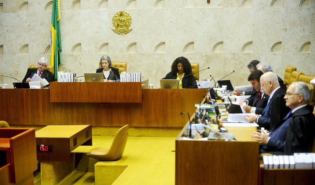 Informações do projeto Supremo em Números, da Escola de Direito da Fundação Getulio Vargas no Rio de Janeiro, mostram que o tempo médio de vigência de uma liminar até que ela seja julgada coletivamente no Supremo Tribunal Federal foi de 403 dias entre 2011 e 2015; como o regimento da corte máxima não estipula prazos para que ordens judiciais desse tipo sejam julgadas no mérito, a vigência de cada uma varia muito; há registro de ação que ficaram aguardando julgamento por suas décadas (Foto: Romulo Faro) Informações do projeto Supremo em Números, da Escola de Direito da Fundação Getulio Vargas no Rio de Janeiro, mostram que o tempo médio de vigência de uma liminar até que ela seja julgada coletivamente no Supremo Tribunal Federal foi de 403 dias entre 2011 e 2015; como o regimento da corte máxima não estipula prazos para que ordens judiciais desse tipo sejam julgadas no mérito, a vigência de cada uma varia muito; há registro de ação que ficaram aguardando julgamento por suas décadas
