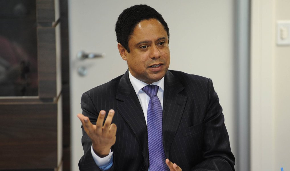 O deputado federal Orlando Silva, que preside o PC do B em São Paulo, ironizou a decisão do PMDB de desembarcar do governo Dilma; para ele, a mudança será pouca: "O PMDB segue como sempre: uma parte apoia o Governo, outra parte é oposição" (Foto: Valter Lima) O deputado federal Orlando Silva, que preside o PC do B em São Paulo, ironizou a decisão do PMDB de desembarcar do governo Dilma; para ele, a mudança será pouca: "O PMDB segue como sempre: uma parte apoia o Governo, outra parte é oposição"