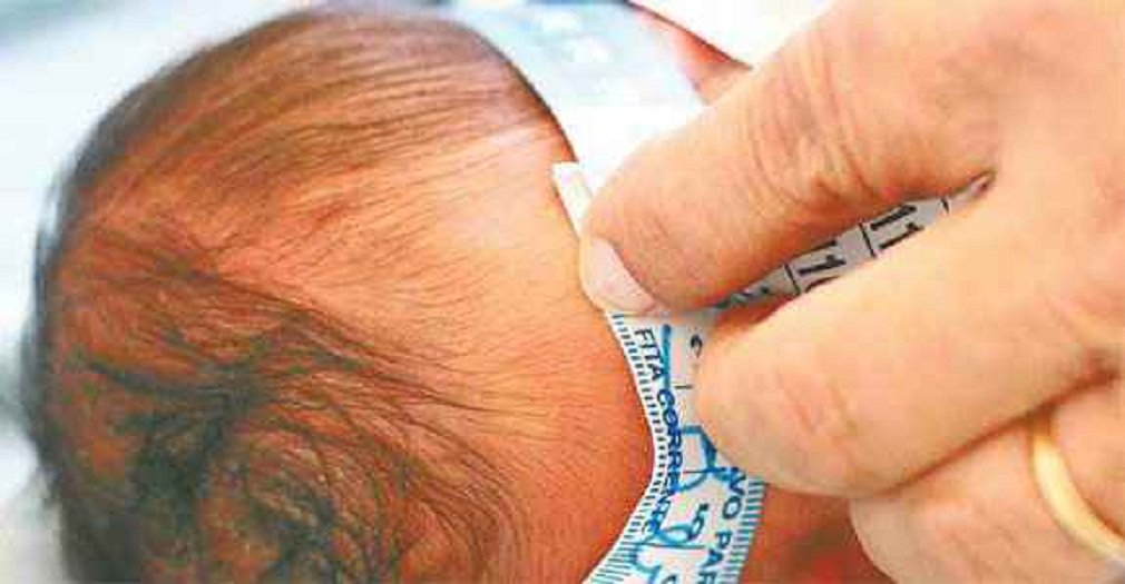 Secretaria de Estado da Saúde (Sesau) informou que subiu para 100 o número de casos suspeitos de microcefalia em Alagoas; desse número, 97 foram registrados após a decretação do estado de emergência pelo Ministério da Saúde e três antes da notificação; dos 97 casos, 91 são em recém-nascidos e seis em casos intrauterinos; Maceió é o lugar com maior número de casos notificados, 34, seguido de Santana do Ipanema, com 29; governo do estado decretou situação de emergência por epidemia da dengue e introdução dos vírus zika e chikungunya por 180 dias (Foto: José Barbacena) Secretaria de Estado da Saúde (Sesau) informou que subiu para 100 o número de casos suspeitos de microcefalia em Alagoas; desse número, 97 foram registrados após a decretação do estado de emergência pelo Ministério da Saúde e três antes da notificação; dos 97 casos, 91 são em recém-nascidos e seis em casos intrauterinos; Maceió é o lugar com maior número de casos notificados, 34, seguido de Santana do Ipanema, com 29; governo do estado decretou situação de emergência por epidemia da dengue e introdução dos vírus zika e chikungunya por 180 dias