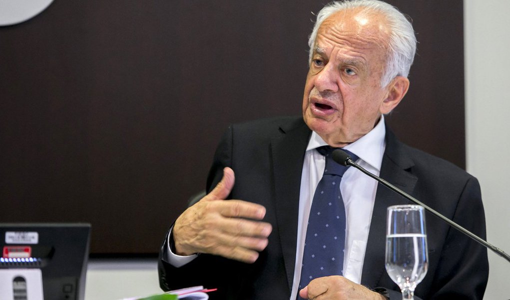 Com a bagagem de quem vive de perto, há 60 anos, a política nacional, o ex-senador pelo PMDB Pedro Simon (RS) defendeu que, caso o impeachment de Dilma, seja aprovado, o vice-presidente Michel Temer deve renunciar e convocar novas eleições; "Domingo é o grande dia. Talvez o dia mais importante da nossa história; sobre o áudio vazado por Temer, o ex-parlamentar disse que "a explicação de que houve um engano por parte dele é muito ingênua"; em relação ao presidente da Câmara, Eduardo Cunha (PMDB-RJ), Simon foi taxativo: "todo mundo sabe que a dívida dele é grande. Os problemas dele são realmente sérios" (Foto: Leonardo Lucena) Com a bagagem de quem vive de perto, há 60 anos, a política nacional, o ex-senador pelo PMDB Pedro Simon (RS) defendeu que, caso o impeachment de Dilma, seja aprovado, o vice-presidente Michel Temer deve renunciar e convocar novas eleições; "Domingo é o grande dia. Talvez o dia mais importante da nossa história; sobre o áudio vazado por Temer, o ex-parlamentar disse que "a explicação de que houve um engano por parte dele é muito ingênua"; em relação ao presidente da Câmara, Eduardo Cunha (PMDB-RJ), Simon foi taxativo: "todo mundo sabe que a dívida dele é grande. Os problemas dele são realmente sérios"