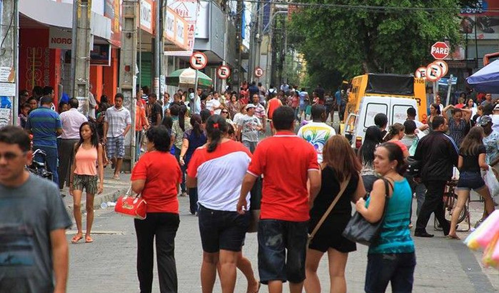 O Índice de Preços ao Consumidor (IPC) de dezembro de 2016, divulgado pela Fundação Cepro, mostrou que, mesmo com os aumentos elevados verificados durante todo o ano, especialmente no grupo Alimentos, a inflação de Teresina fechou 2016 com valores acumulados de 9,66%, um ponto percentual a menos do que o acumulado de 2015, que foi de 10,66%; apesar de o acumulado ter sido menor que em 2015, ainda ficou bem acima da meta prevista pelo Banco Central, que era de 4,5%, com margem de tolerância de dois pontos percentuais para mais ou para menos (Foto: Leonardo Lucena) O Índice de Preços ao Consumidor (IPC) de dezembro de 2016, divulgado pela Fundação Cepro, mostrou que, mesmo com os aumentos elevados verificados durante todo o ano, especialmente no grupo Alimentos, a inflação de Teresina fechou 2016 com valores acumulados de 9,66%, um ponto percentual a menos do que o acumulado de 2015, que foi de 10,66%; apesar de o acumulado ter sido menor que em 2015, ainda ficou bem acima da meta prevista pelo Banco Central, que era de 4,5%, com margem de tolerância de dois pontos percentuais para mais ou para menos