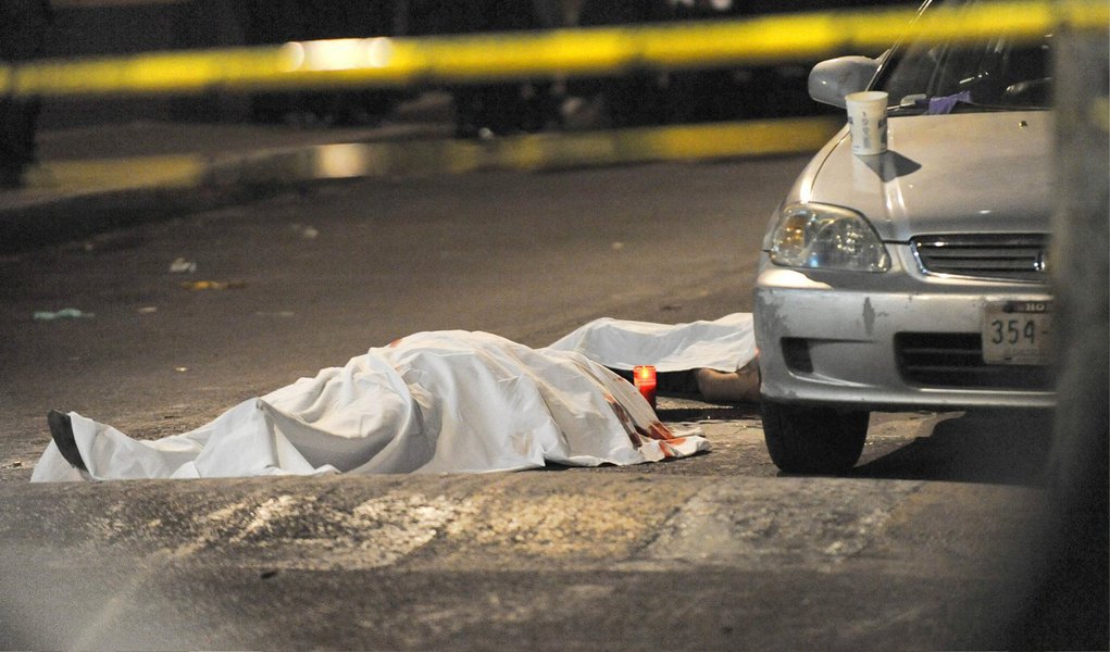 Os casos de homicídio doloso aumentaram 23,3% em fevereiro deste ano no estado do Rio, em comparação com o mesmo mês do ano passado; segundo os registros de ocorrência feitos pelas delegacias de Polícia Civil do estado, no mês passado, houve 402 homicídios dolosos e, em fevereiro de 2015, 326 casos; houve aumento também nos registros de letalidade violenta, que agregam homicídio doloso, latrocínio e lesão corporal seguida de morte e ainda homicídio decorrente de oposição à intervenção policial; o crescimento foi de 11,7%, com 427 ocorrências em fevereiro de 2015 e 477 em fevereiro deste ano (Foto: Leonardo Lucena) Os casos de homicídio doloso aumentaram 23,3% em fevereiro deste ano no estado do Rio, em comparação com o mesmo mês do ano passado; segundo os registros de ocorrência feitos pelas delegacias de Polícia Civil do estado, no mês passado, houve 402 homicídios dolosos e, em fevereiro de 2015, 326 casos; houve aumento também nos registros de letalidade violenta, que agregam homicídio doloso, latrocínio e lesão corporal seguida de morte e ainda homicídio decorrente de oposição à intervenção policial; o crescimento foi de 11,7%, com 427 ocorrências em fevereiro de 2015 e 477 em fevereiro deste ano