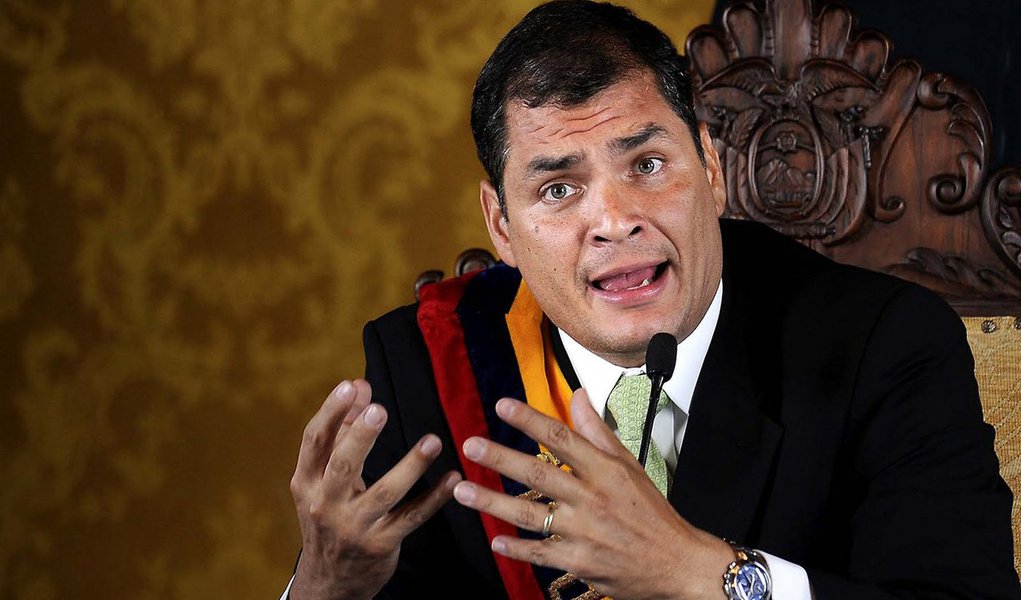 Corte Constitucional, mais alta instância judicial do Equador, determinou que, através de um referendo, os equatorianos poderão abolir uma disposição transitória que impede o atual presidente do país, Rafael Correa, de concorrer às eleições de 2017; pedido foi em março pelo coletivo "Rafael contigo sempre", para permitir uma nova reeleição de Correa, que está no poder desde 2007; em dezembro, a Assembleia Nacional aprovou várias emendas constitucionais, entre elas uma que permite a reeleição indefinida de autoridades eleitas por voto popular, mas incluiu uma disposição que estabelece essa possibilidade a partir de maio de 2017, impedindo a Correa optar pela reeleição no início daquele ano (Foto: Paulo Emílio) Corte Constitucional, mais alta instância judicial do Equador, determinou que, através de um referendo, os equatorianos poderão abolir uma disposição transitória que impede o atual presidente do país, Rafael Correa, de concorrer às eleições de 2017; pedido foi em março pelo coletivo "Rafael contigo sempre", para permitir uma nova reeleição de Correa, que está no poder desde 2007; em dezembro, a Assembleia Nacional aprovou várias emendas constitucionais, entre elas uma que permite a reeleição indefinida de autoridades eleitas por voto popular, mas incluiu uma disposição que estabelece essa possibilidade a partir de maio de 2017, impedindo a Correa optar pela reeleição no início daquele ano