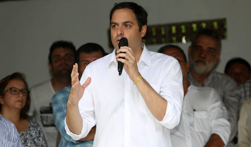 Governador de Pernambuco, Paulo Câmara, subiu o tom contra o próprio partido ao afirmar que o PSB não pode apostar no "quanto pior melhor" e fazer uma "uma oposição irresponsável ao governo da presidente Dilma Rousseff ; "O que não podemos permitir é que, caso a maioria do partido exija, que se faça uma oposição irresponsável, do quanto pior melhor. Isso nós não podemos admitir e aceitar. Independente da posição que o partido tome, vou continuar ajudando o país a sair desta crise", disse, PSB deverá anunciar na próxima semana o seu posicionamento oficial em relação ao governo (Foto: Paulo Emílio) Governador de Pernambuco, Paulo Câmara, subiu o tom contra o próprio partido ao afirmar que o PSB não pode apostar no "quanto pior melhor" e fazer uma "uma oposição irresponsável ao governo da presidente Dilma Rousseff ; "O que não podemos permitir é que, caso a maioria do partido exija, que se faça uma oposição irresponsável, do quanto pior melhor. Isso nós não podemos admitir e aceitar. Independente da posição que o partido tome, vou continuar ajudando o país a sair desta crise", disse, PSB deverá anunciar na próxima semana o seu posicionamento oficial em relação ao governo