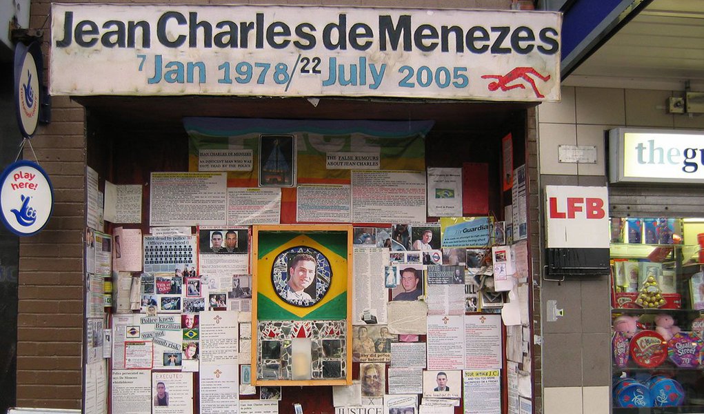 Principal tribunal europeu de direitos humanos declarou os promotores da Grã-Bretanha acertaram ao não acusar os policiais envolvidos na morte a tiros do brasileiro Jean Charles de Menezes 11 anos atrás; brasileiro foi alvejado com sete tiros na cabeça disparados por agentes das froças especiais após ser confundido com um homem-bomba; "A decisão de não processar nenhum agente específico não se deveu a quaisquer falhas na investigação nem à tolerância ou ao conluio do Estado com atos ilegais", afirmou a corte (Foto: Paulo Emílio) Principal tribunal europeu de direitos humanos declarou os promotores da Grã-Bretanha acertaram ao não acusar os policiais envolvidos na morte a tiros do brasileiro Jean Charles de Menezes 11 anos atrás; brasileiro foi alvejado com sete tiros na cabeça disparados por agentes das froças especiais após ser confundido com um homem-bomba; "A decisão de não processar nenhum agente específico não se deveu a quaisquer falhas na investigação nem à tolerância ou ao conluio do Estado com atos ilegais", afirmou a corte