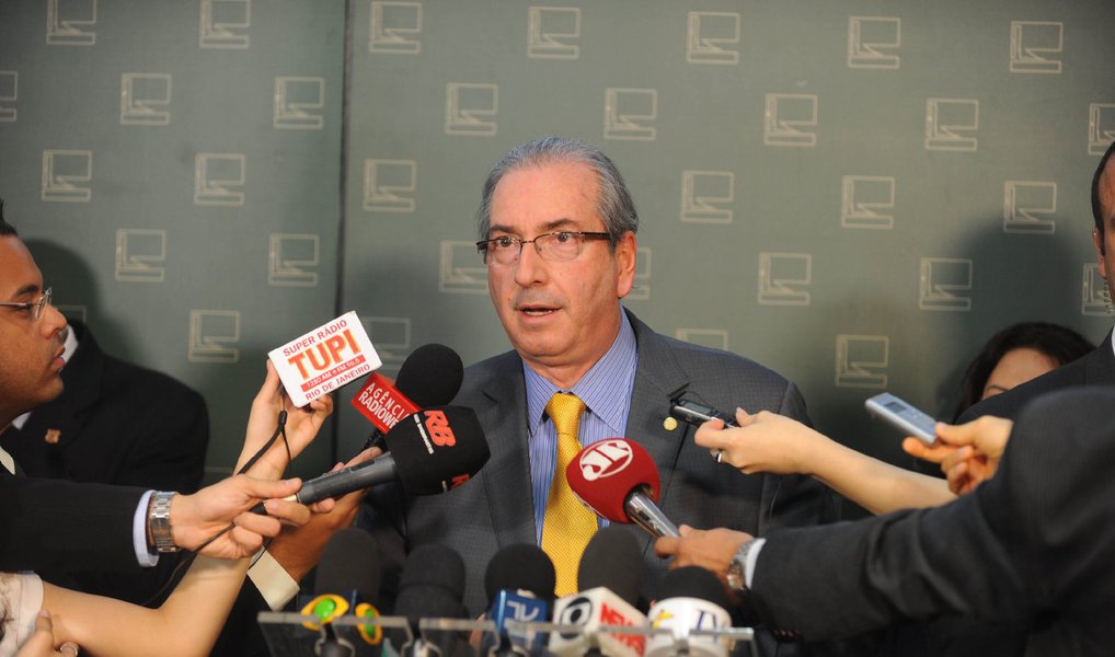 O presidente da Câmara, Eduardo Cunha (PMDB-RJ), disse nesta quinta (24) esperar que não haja um acordo de seu partido com o governo na composição da nova equipe ministerial da presidente Dilma Rousseff; "A minha posição é deixar o governo, do ponto de vista da minha militância. Então, por mim, quanto melhor quanto mais não tiver acordo. O PMDB deveria discutir sua saída do governo e sair. Minha posição é muito clara e pública", afirmou (Foto: Valter Lima) O presidente da Câmara, Eduardo Cunha (PMDB-RJ), disse nesta quinta (24) esperar que não haja um acordo de seu partido com o governo na composição da nova equipe ministerial da presidente Dilma Rousseff; "A minha posição é deixar o governo, do ponto de vista da minha militância. Então, por mim, quanto melhor quanto mais não tiver acordo. O PMDB deveria discutir sua saída do governo e sair. Minha posição é muito clara e pública", afirmou