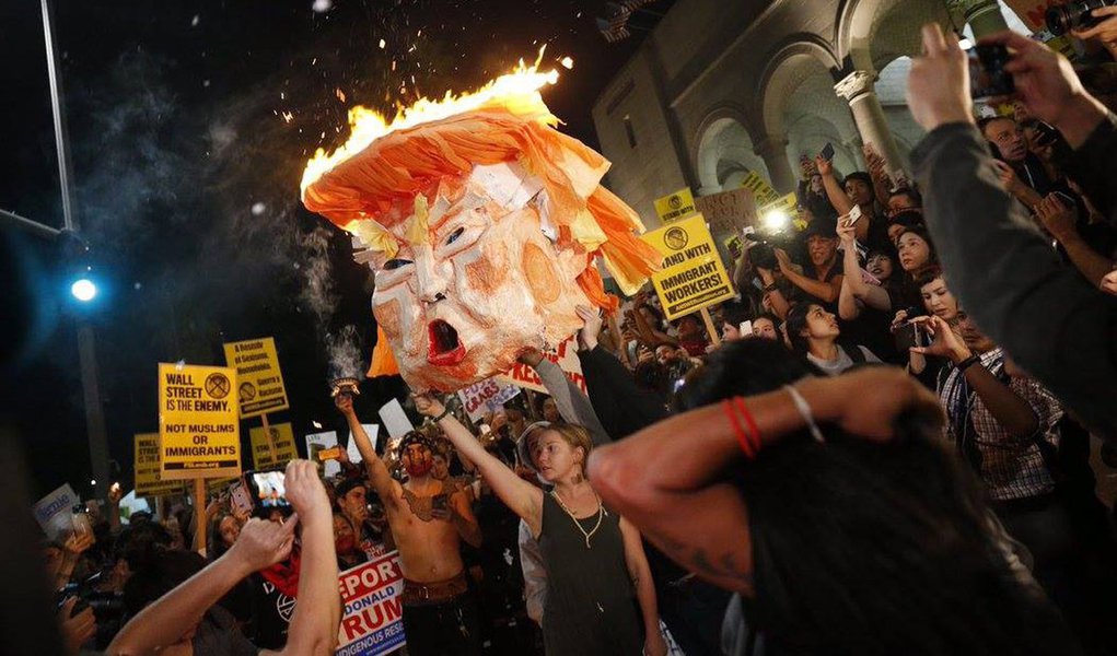 Milhares de pessoas saíram às ruas em todas as grandes cidades americanas para protestar contra as propostas do presidente eleito Donald Trump, de expulsar imigrantes e banir a entrada de muçulmanos no país; protestos ocorreram no dia em que foi anunciado o resultado da eleição à presidência, com vitória do republicano que derrotou a candidata do Partido Democrata, Hillary Clinton; também foram divulgados nessa quarta-feira os resultados das eleições de senadores e deputados; os republicanos vão continuar dominando o Congresso porque elegeram a maioria de parlamentares nas duas casas (Foto: Giuliana Miranda) Milhares de pessoas saíram às ruas em todas as grandes cidades americanas para protestar contra as propostas do presidente eleito Donald Trump, de expulsar imigrantes e banir a entrada de muçulmanos no país; protestos ocorreram no dia em que foi anunciado o resultado da eleição à presidência, com vitória do republicano que derrotou a candidata do Partido Democrata, Hillary Clinton; também foram divulgados nessa quarta-feira os resultados das eleições de senadores e deputados; os republicanos vão continuar dominando o Congresso porque elegeram a maioria de parlamentares nas duas casas
