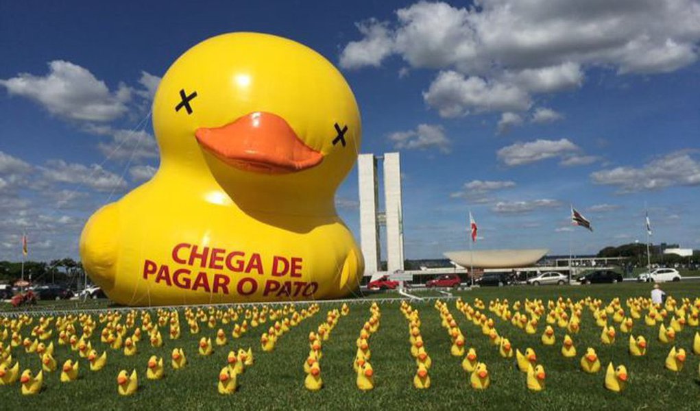 Num primeiro momento, haveria, é claro, certa euforia. A mídia golpista aplaudiria freneticamente e o mercado, isto é, a "turma da bufunfa", com seu pato roubado e seu dinheiro sonegado, pararia de sabotar a economia do país (Foto: Marcelo Zero) Num primeiro momento, haveria, é claro, certa euforia. A mídia golpista aplaudiria freneticamente e o mercado, isto é, a "turma da bufunfa", com seu pato roubado e seu dinheiro sonegado, pararia de sabotar a economia do país