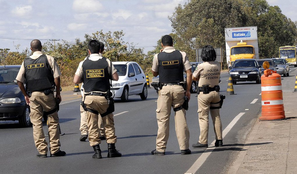 Feriado de Páscoa nas rodovias federais que cortam Pernambuco deixou saldo de três pessoas mortas e outras 49 feridas, em um total de 63 acidentes; segundo dados da Polícia Rodoviária Federal (PRF), no mesmo período do ano passado, foram registrados 65 acidentes que resultaram na morte de três pessoas e outras 37 feridas (Foto: Paulo Emílio) Feriado de Páscoa nas rodovias federais que cortam Pernambuco deixou saldo de três pessoas mortas e outras 49 feridas, em um total de 63 acidentes; segundo dados da Polícia Rodoviária Federal (PRF), no mesmo período do ano passado, foram registrados 65 acidentes que resultaram na morte de três pessoas e outras 37 feridas