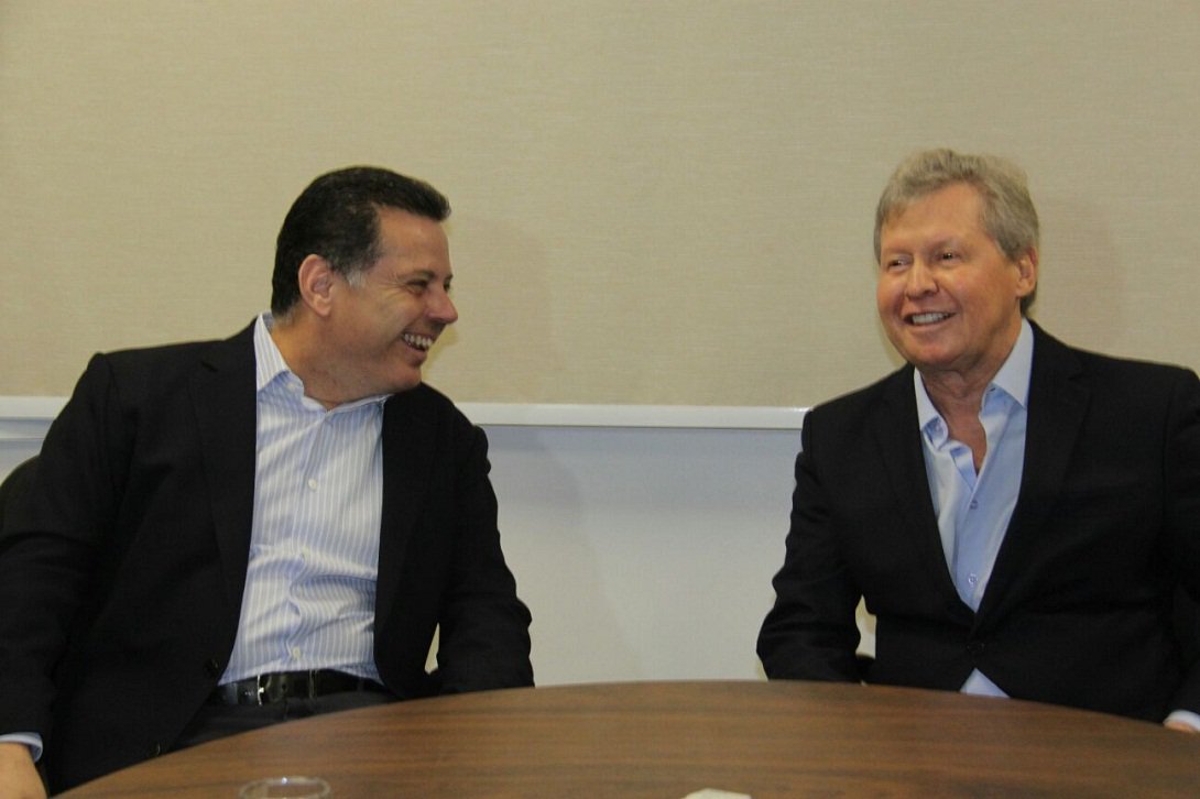 Governador Marconi Perillo cumpre agenda esta semana no Norte do Brasil e chegou a Manaus na noite de terça-feira; recebido pelo prefeito da capital amazonense e ex-colega de Senado, Arthur Virgílio, Marconi participou de reunião na Câmara Municipal; "Marconi tem um papel a cumprir nesta hora de crise no Brasil: ajudar o país a sair desta crise e ele tem capacidade e experiência para isso, apesar da pouca idade", disse Arthur Virgílio; goiano ainda vai passar por Rio Branco e na sexta-feira lidera, em Rondônia, mais uma reunião do Fórum do Brasil Central, que tem como objetivo criar ações e projetos que coloquem o Centro-Norte brasileiro na vanguarda do desenvolvimento (Foto: José Barbacena) Governador Marconi Perillo cumpre agenda esta semana no Norte do Brasil e chegou a Manaus na noite de terça-feira; recebido pelo prefeito da capital amazonense e ex-colega de Senado, Arthur Virgílio, Marconi participou de reunião na Câmara Municipal; "Marconi tem um papel a cumprir nesta hora de crise no Brasil: ajudar o país a sair desta crise e ele tem capacidade e experiência para isso, apesar da pouca idade", disse Arthur Virgílio; goiano ainda vai passar por Rio Branco e na sexta-feira lidera, em Rondônia, mais uma reunião do Fórum do Brasil Central, que tem como objetivo criar ações e projetos que coloquem o Centro-Norte brasileiro na vanguarda do desenvolvimento