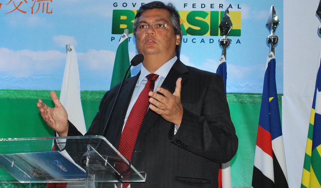 Apesar de ser uma das principais lideranças contrárias ao impeachment da presidente Dilma, o governador do Maranhão, Flávio Dino (PCdoB), afirmou que o "sistema político em nível nacional está desestruturado e deslegitimado. Típica situação constituinte"; "Entre frágeis pontes para o futuro e para o passado, talvez a única saída seja consultar o poder constituinte originário: o povo", disse ele no Twitter; um grupo de senadores que encampa a proposta de emenda à Constituição (PEC) pretende enviar, nesta quinta-feira (28) uma carta à presidenta Dilma pedindo que ela apoie a ideia
(Foto: Leonardo Lucena)
Apesar de ser uma das principais lideranças contrárias ao impeachment da presidente Dilma, o governador do Maranhão, Flávio Dino (PCdoB), afirmou que o "sistema político em nível nacional está desestruturado e deslegitimado. Típica situação constituinte"; "Entre frágeis pontes para o futuro e para o passado, talvez a única saída seja consultar o poder constituinte originário: o povo", disse ele no Twitter; um grupo de senadores que encampa a proposta de emenda à Constituição (PEC) pretende enviar, nesta quinta-feira (28) uma carta à presidenta Dilma pedindo que ela apoie a ideia