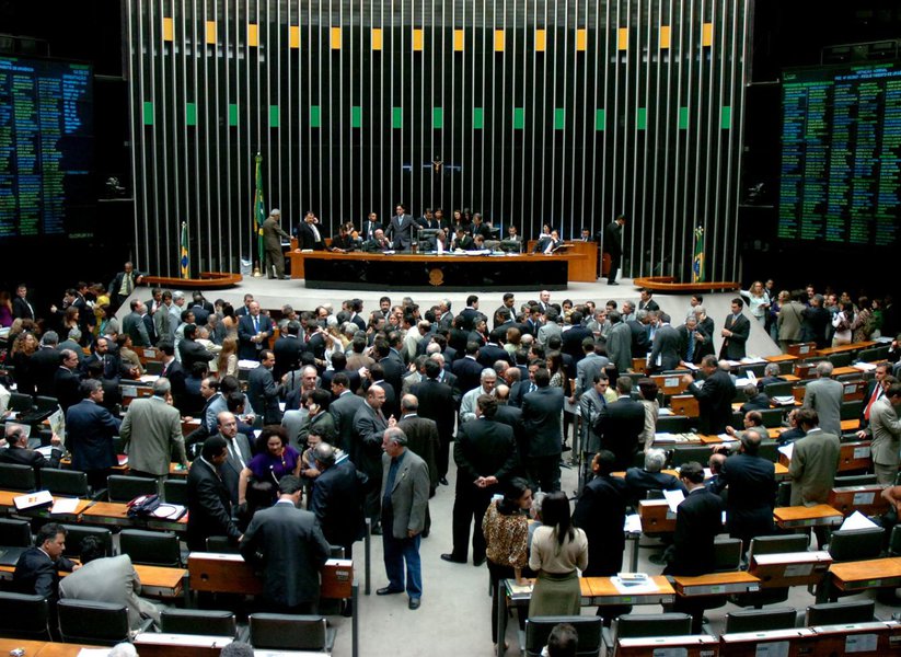 Na tentativa de resolver o impasse em torno da definição das comissões técnicas permanentes, a Câmara dos Deputados deve votar nesta terça-feira (29) um projeto de resolução para alterar o Regimento Interno da Casa e adequar o peso das bancadas após a chamada janela partidária, que permitiu que os deputados trocassem de partido até o último dia 19; medida visa a reformular os critérios de divisão das comissões de acordo com o tamanho atual das legendas (Foto: Romulo Faro) Na tentativa de resolver o impasse em torno da definição das comissões técnicas permanentes, a Câmara dos Deputados deve votar nesta terça-feira (29) um projeto de resolução para alterar o Regimento Interno da Casa e adequar o peso das bancadas após a chamada janela partidária, que permitiu que os deputados trocassem de partido até o último dia 19; medida visa a reformular os critérios de divisão das comissões de acordo com o tamanho atual das legendas
